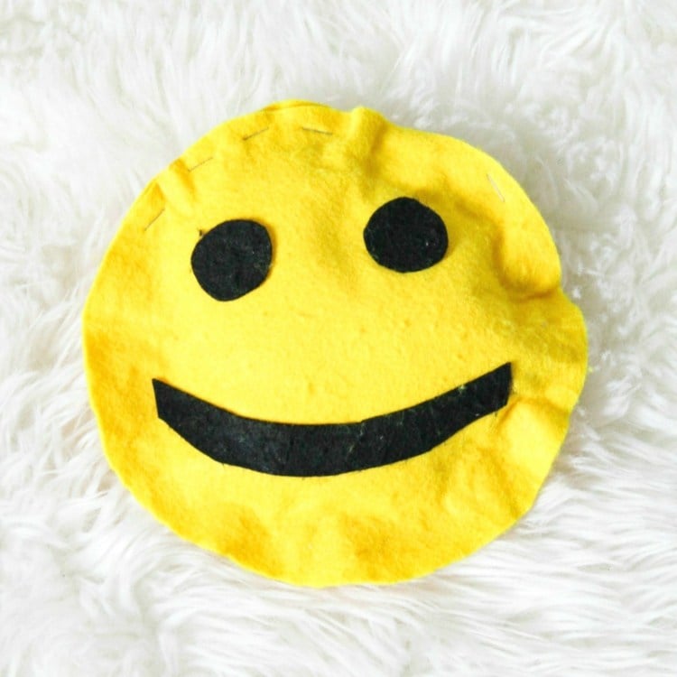 DIY Dekoration für das Kinderzimmer aus gelbem Filz - Kuschelkissen in Form eines Smileys
