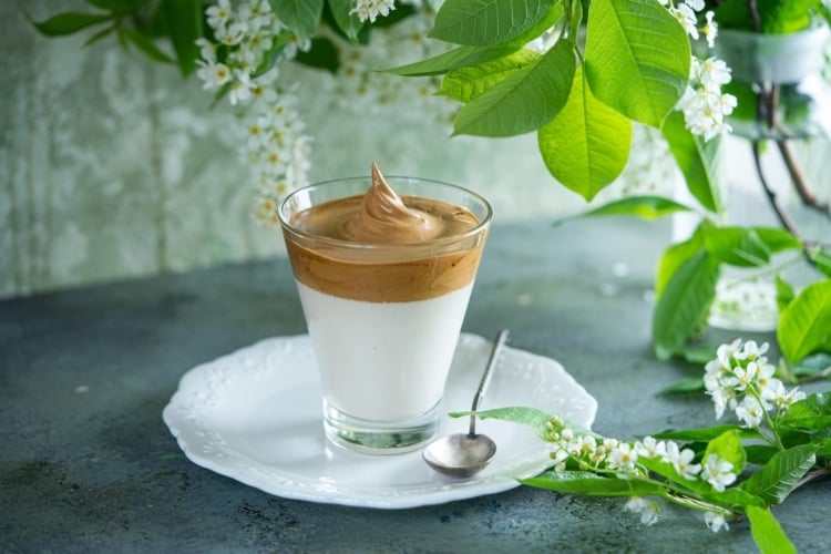 Dalgona Kaffee mit Xucker kalorienarme Kaffeegetränke mit Milch
