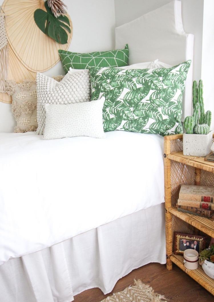 Deko Kissen mit grünen tropischen Blättern im Boho Schlafzimmer
