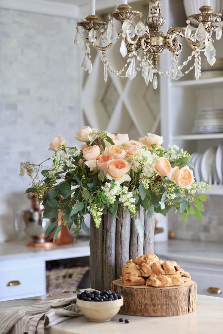 Dekoideen mit Baumzweigen und Rosen und Blattwerk Sommerdeko mit Rosen