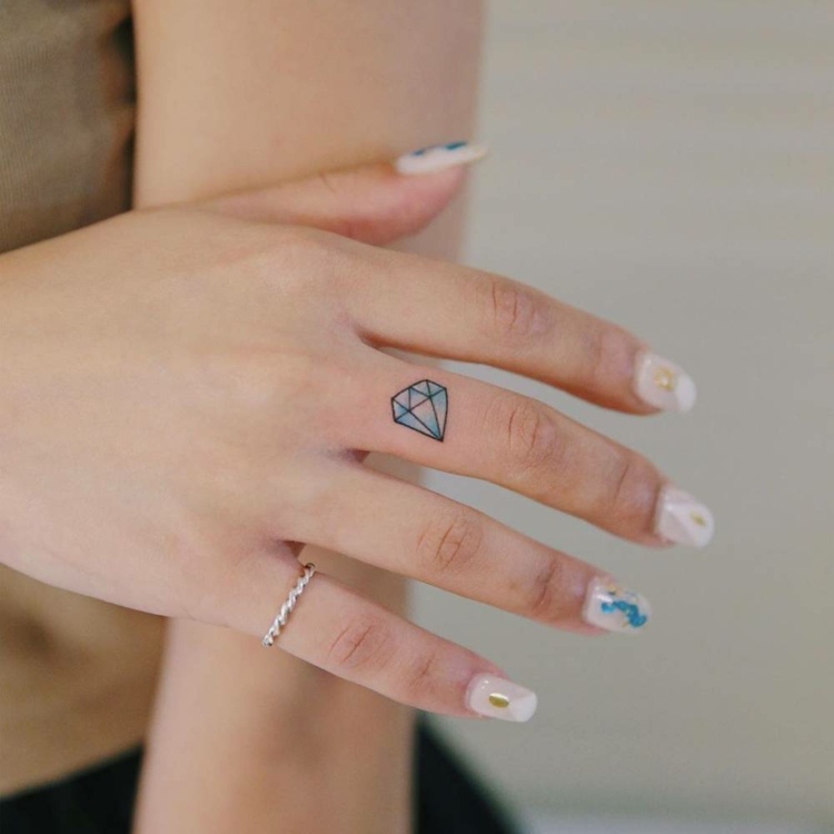 Diamant Tattoo Finger kleine Tattoos mit Bedeutung Familie Tattoodesign