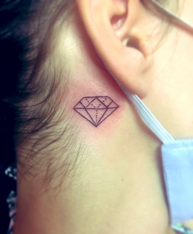 Diamant Tattoo hinterm Ohr kleine Tattoos für Frauen