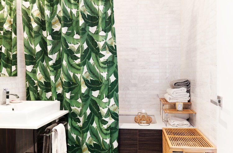 Duschvorhang mit grünen Blättern für Badezimmer im Urban Jungle Stil
