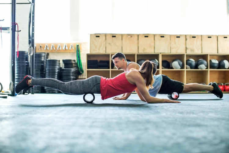 Faszien Training bei Rückenschmerzen Foam Rolling Übungen gegen Cellulite