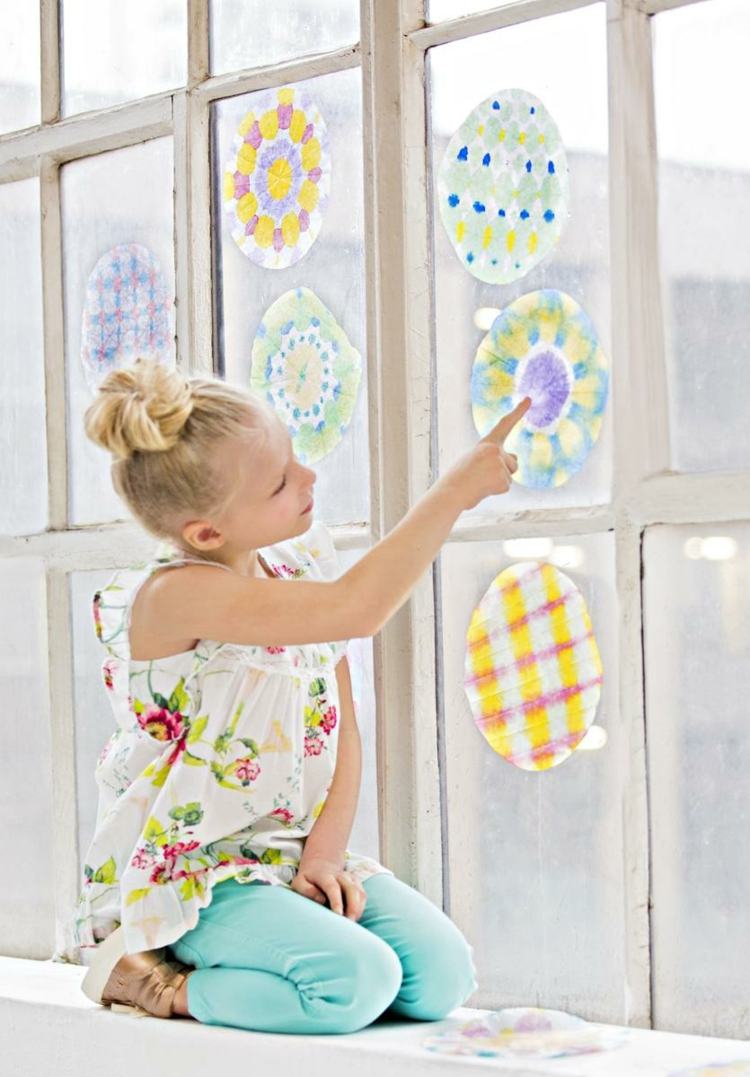 Fensterbilder aus Kaffeefilter mit sommerlichen Farben und Mustern - Anleitung für Kindergarten