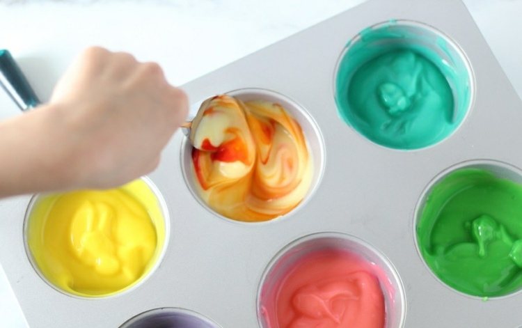 Fingerfarben selber machen mit Pudding für essbare Farben