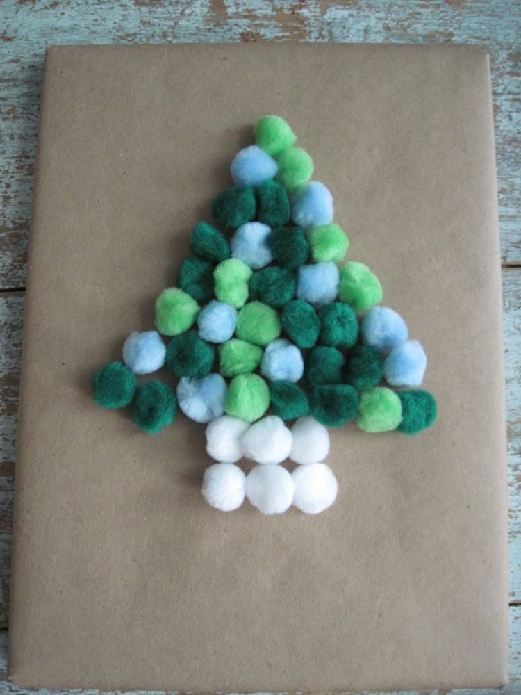 Flauschige Bommeln in Grün und Weiß für einen weihnachtlichen Tannenbaum