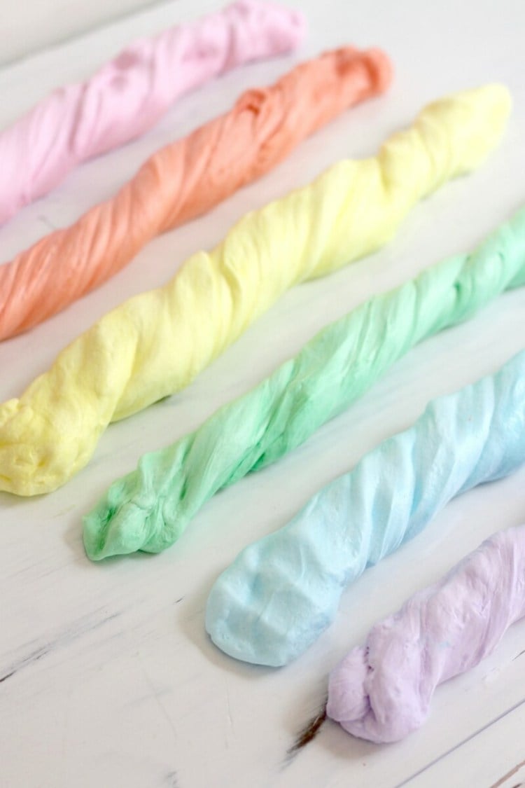 Fluffy Slime selber machen in Pastellfarben mit Lebensmittelfarbe für Regenbogen