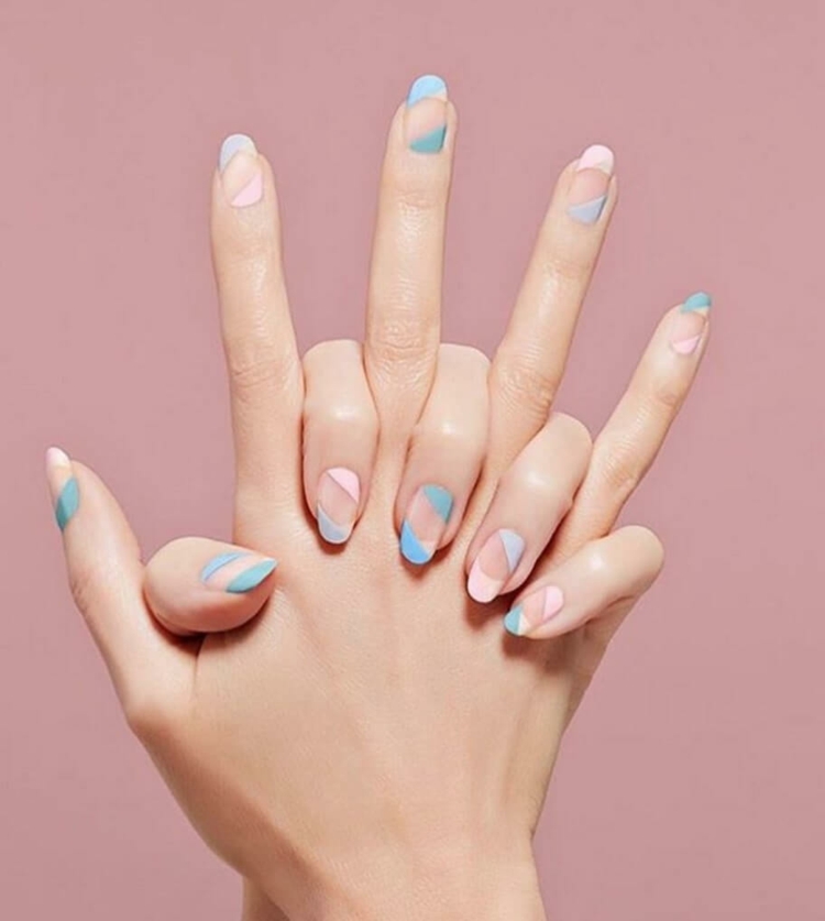 French Nails Varianten pastellfarbene Nagelspitzen Nägel in Mandelform kurz