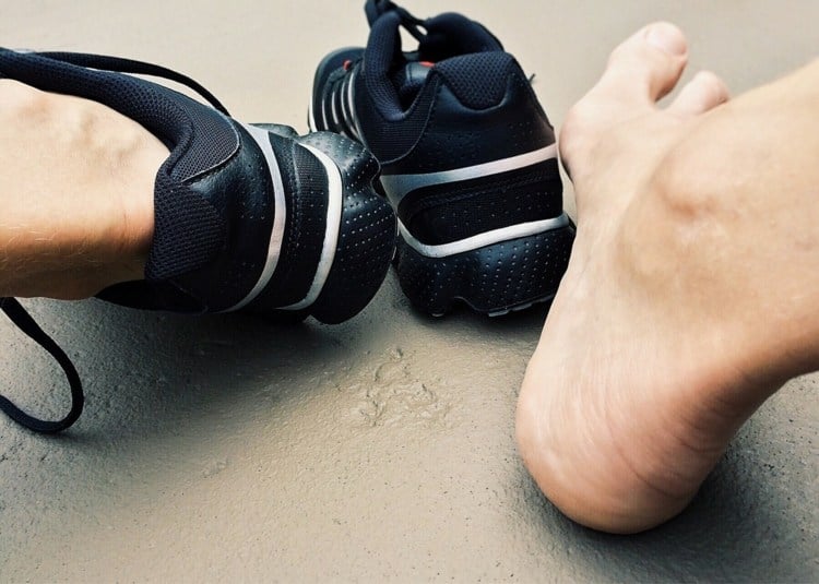 Füße schwitzen vermeiden durch die richtige Wahl der Schuhe je nach Jahreszeit