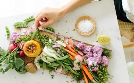 Gemüseplatten anrichten Humus mit Rohkost Gemüsen als Vorspeise servieren