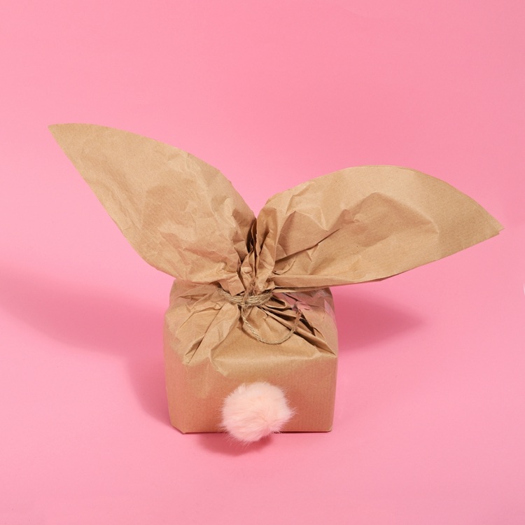 Geschenk als Hase zu Ostern verpacken mit rosa Bommel