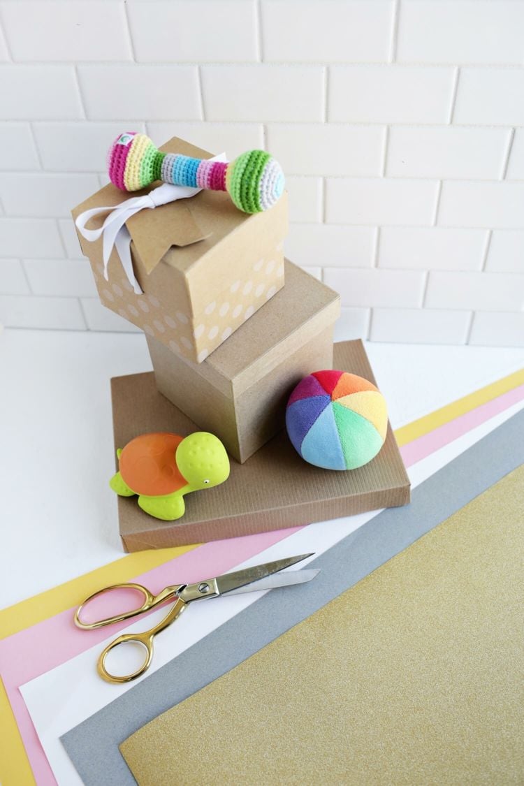 Geschenke für Kinder lustig verpacken - Schachteln und Papier als Materialien