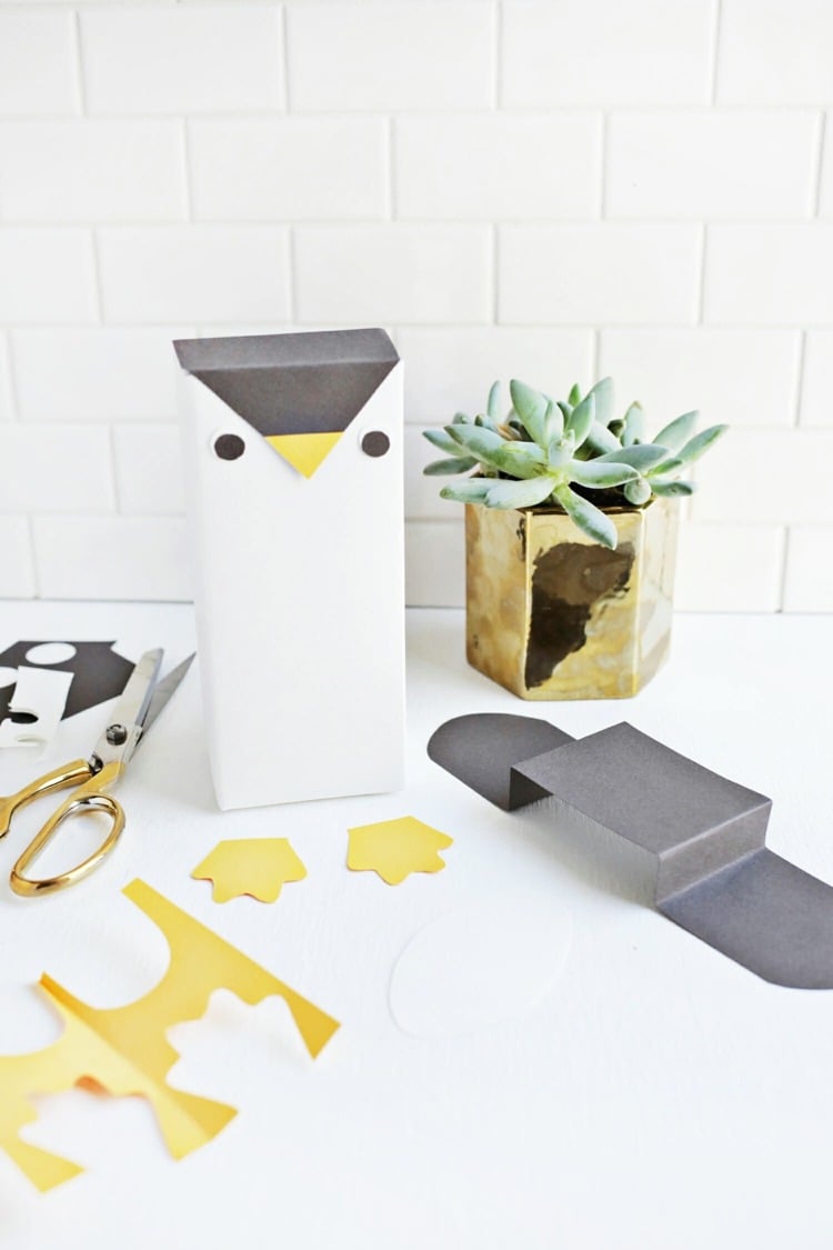 Geschenke für Kinder lustig verpacken - Pinguin für Geschenkverpackung im Winter oder zu Weihnachten