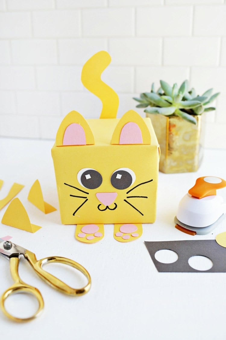 Geschenke für Kinder lustig verpacken wie eine Katze aus gelbem Papier