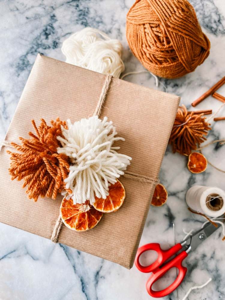 Hübsche Idee in Weiß und Senffarbe mit getrockneten Orangenscheiben