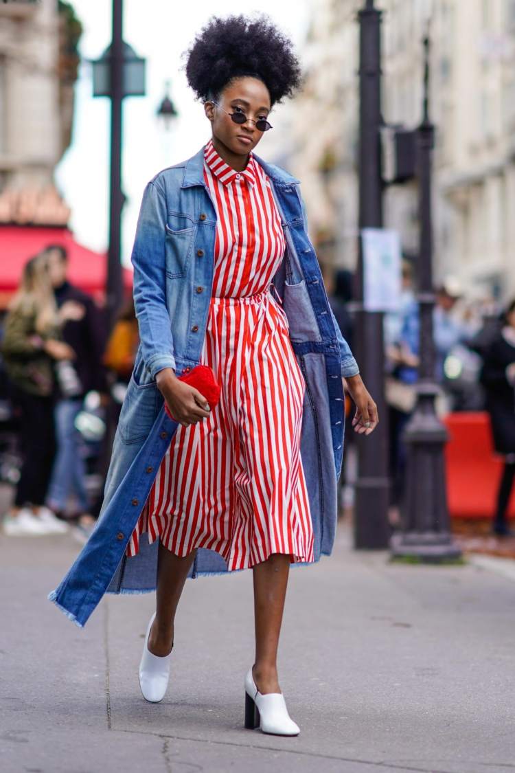 Hemdblusenkleider kombinieren lange Jeansjacke Outfits für den Sommer elegant