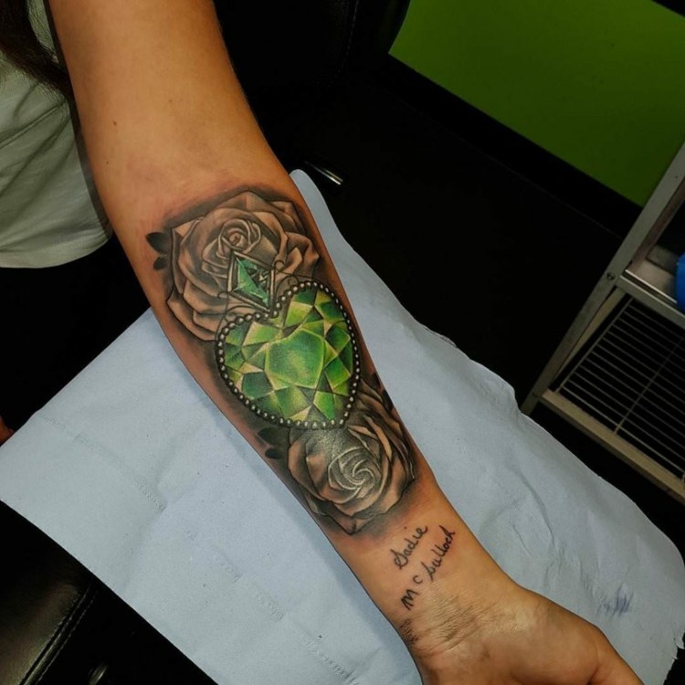 Herz Diamant Tattoo Blumen Tattoodesign Bedeutung Unterarm Tattoos für Frauen