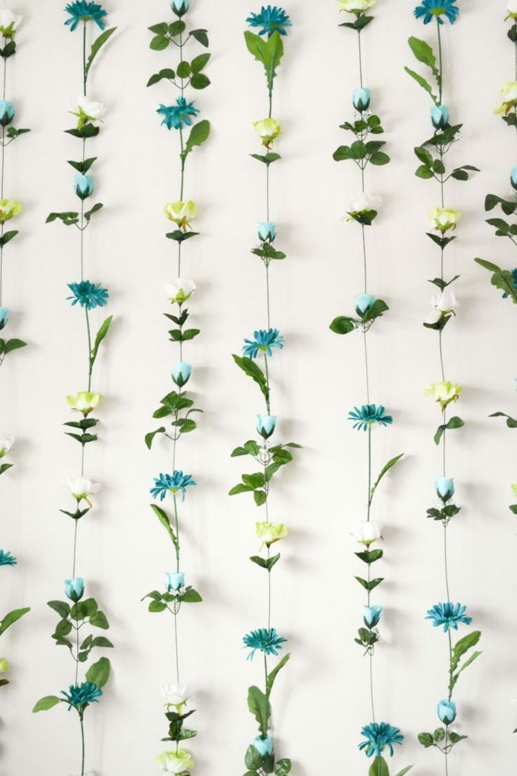 Hübsche Balkon Wanddeko zum Selbermachen - Anleitung für Girlanden aus künstlichen Blumen