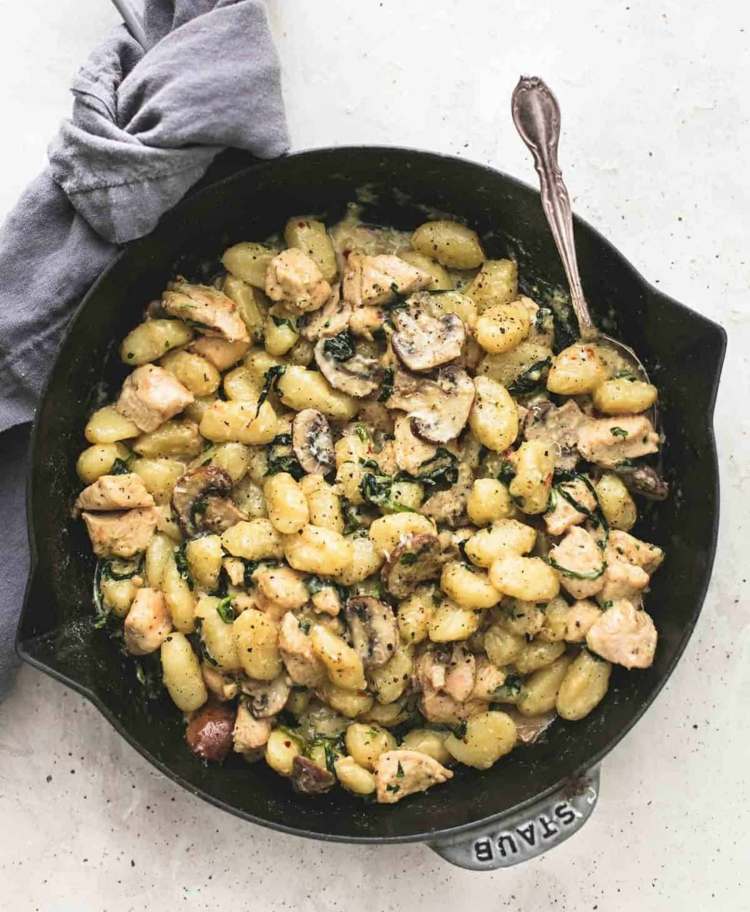 Hühnchenbrust und Champignons für ein Pfannenrezept mit Kartoffel-Gnocchi