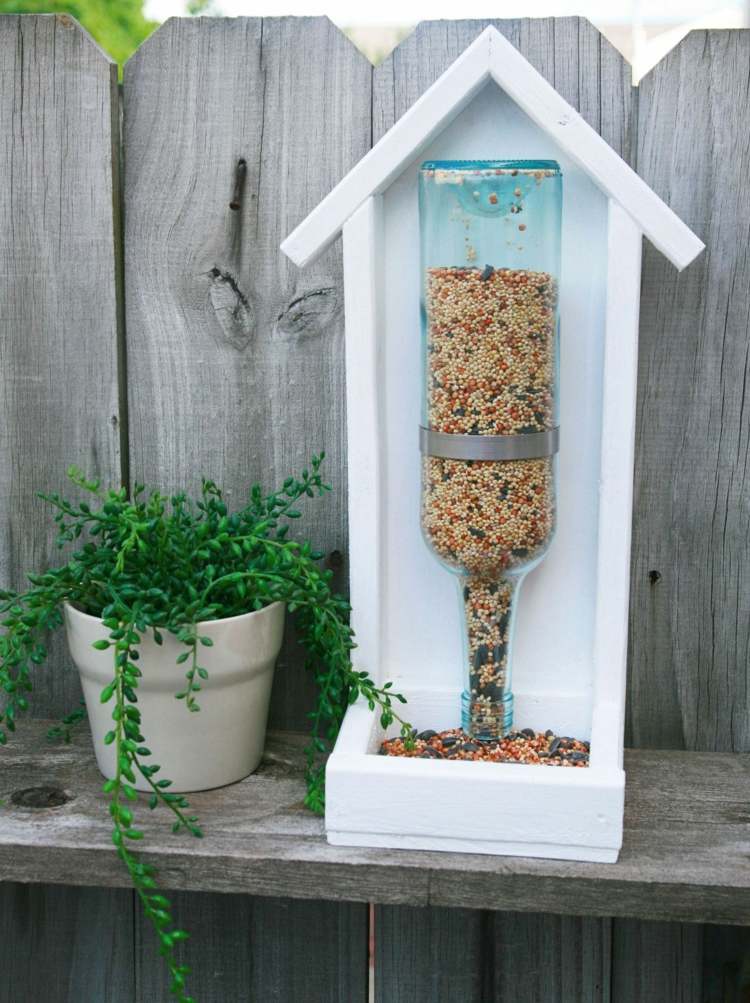 Idee für ein DIY Vogelhaus mit Futterspender aus einer Glasflasche