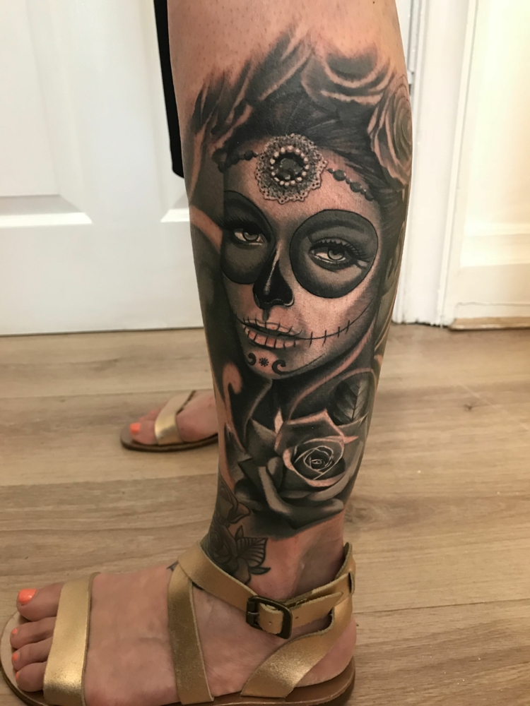 La Calavera Catrina Tattoo Bein Tattoodesign für Frauen