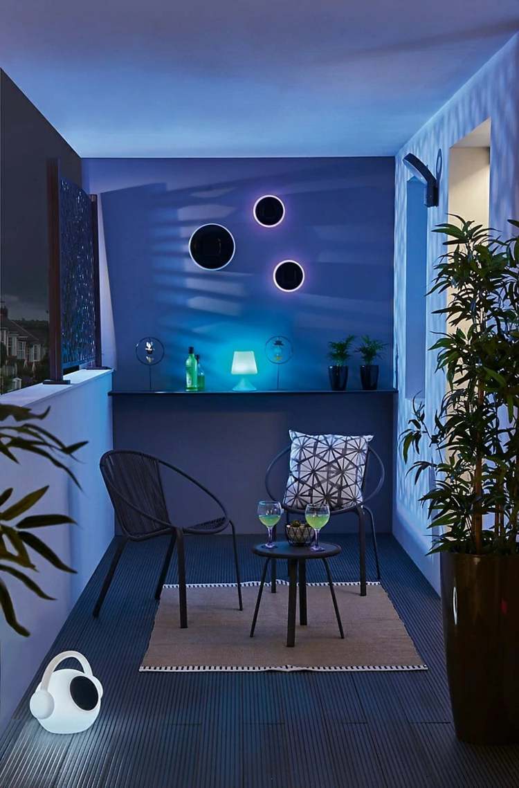Moderne Balkon Wanddeko mit runden Spiegeln mit leuchtenden Rahmen