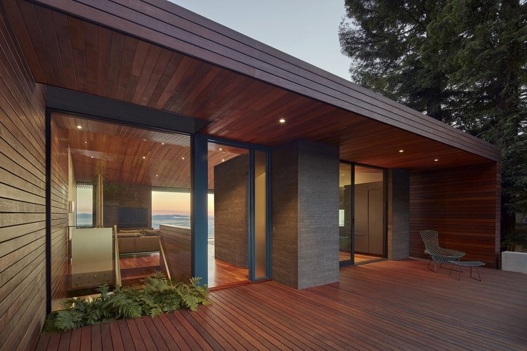 Moderne Villa bauen mit Holzdecke und Glasfronten