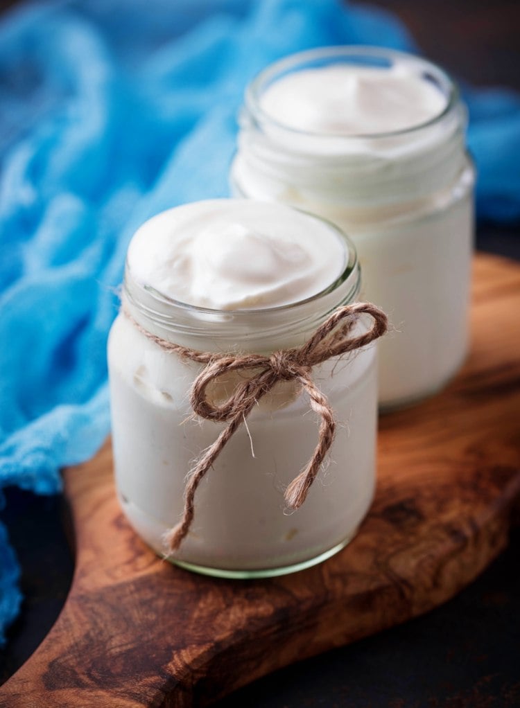 Naturjoghurt spendet der Haut Feuchtigkeit und ist perfekt für eine Gesichtsmaske