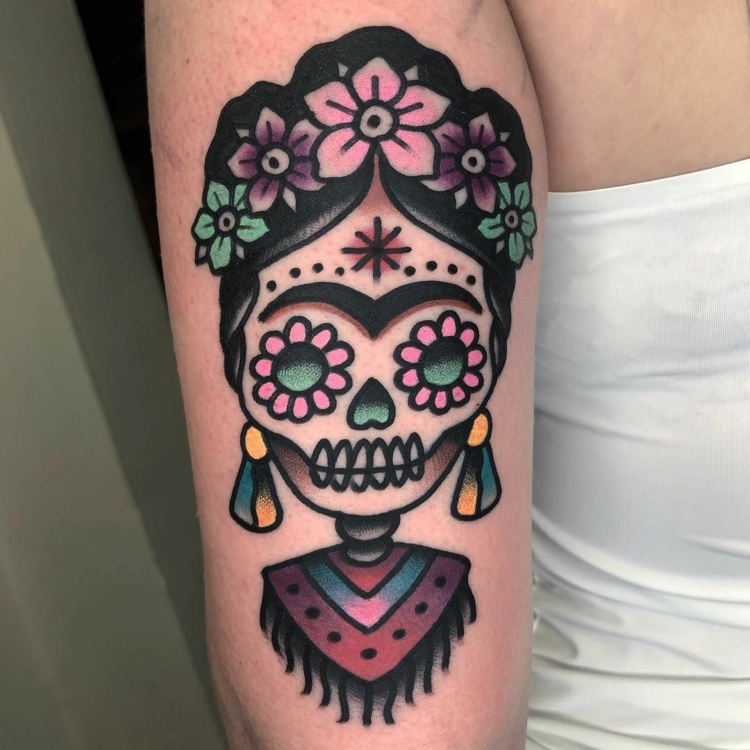 Neo Traditional Tattootrend Schultertattoo für Frauen klein