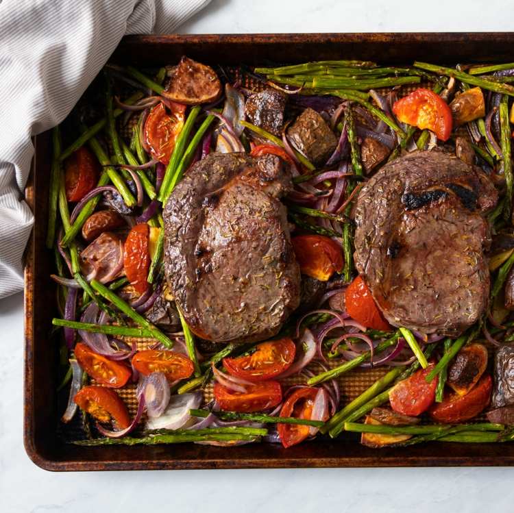 Ofengemüse Rezept mit Fleisch - Rib-Eye-Steak, Spargel, Tomaten und Zwiebel