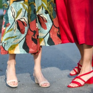 Pantoletten Damen Schuhtrends Sommer 2020 Blumenmuster kombinieren