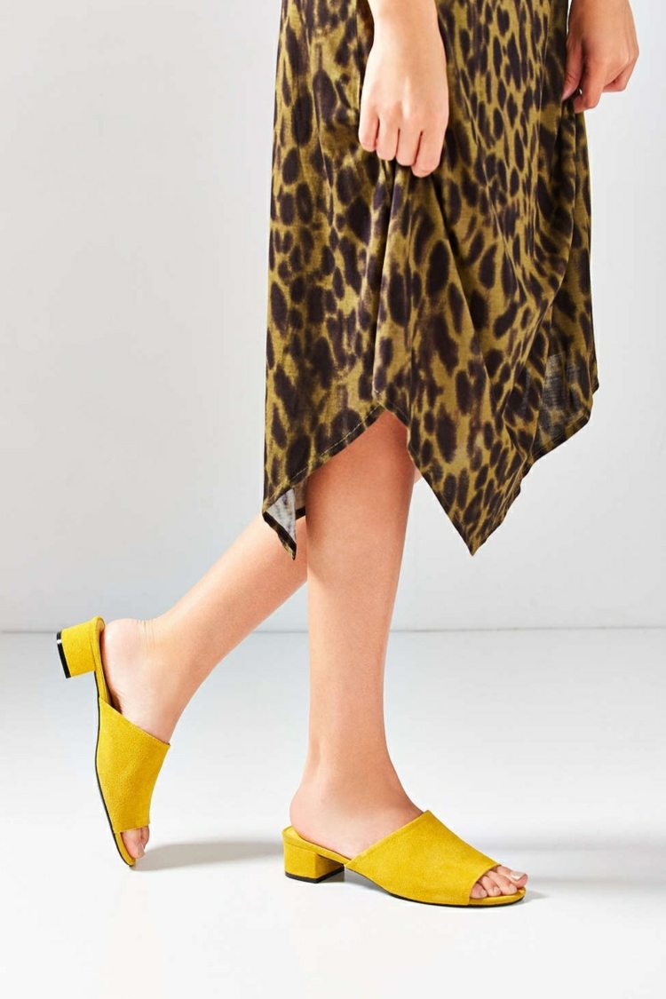 Pantoletten Trends 2020 Schuhtrends Sommer gelbe Schuhe kombinieren