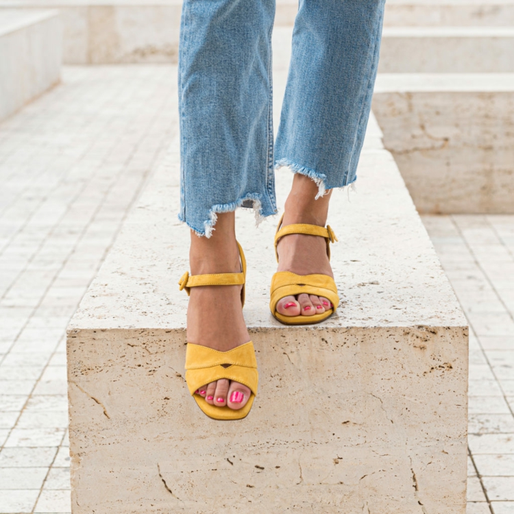 Pantoletten mit Absatz gelbe Sandalen kombinieren Sommer Jeans Outfit