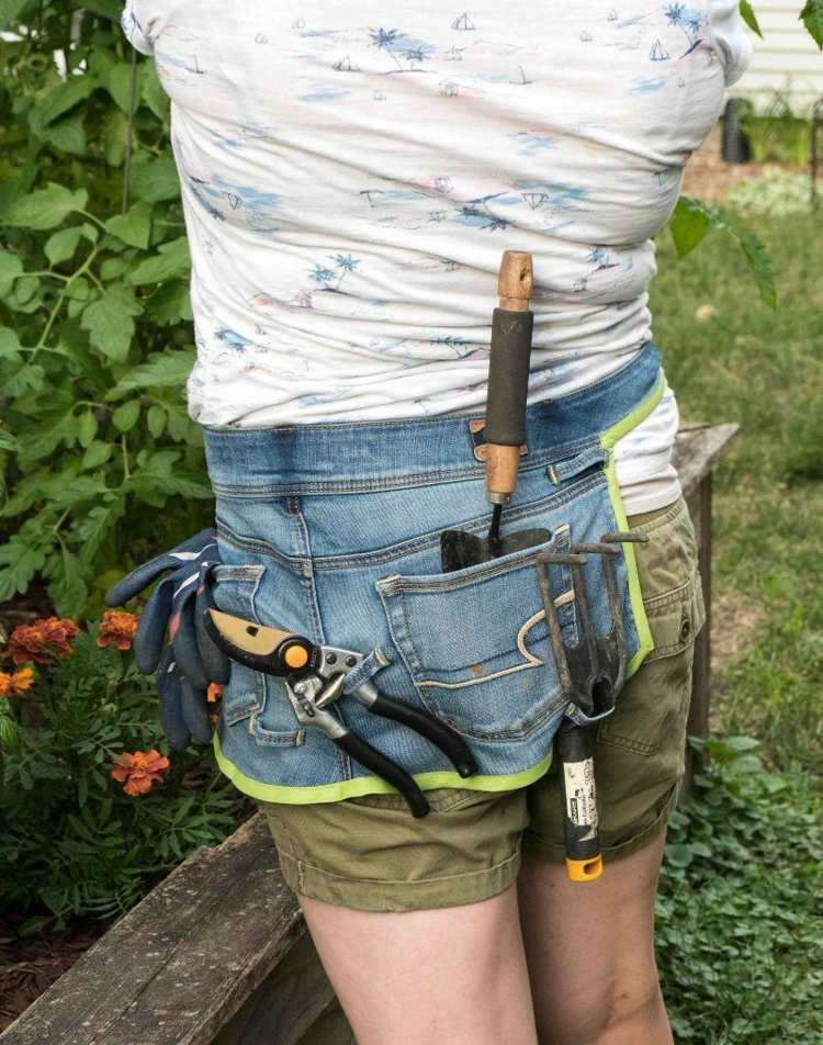 Praktisches Upcycling von Jeans - Schürze für das Gartenwerkzeug
