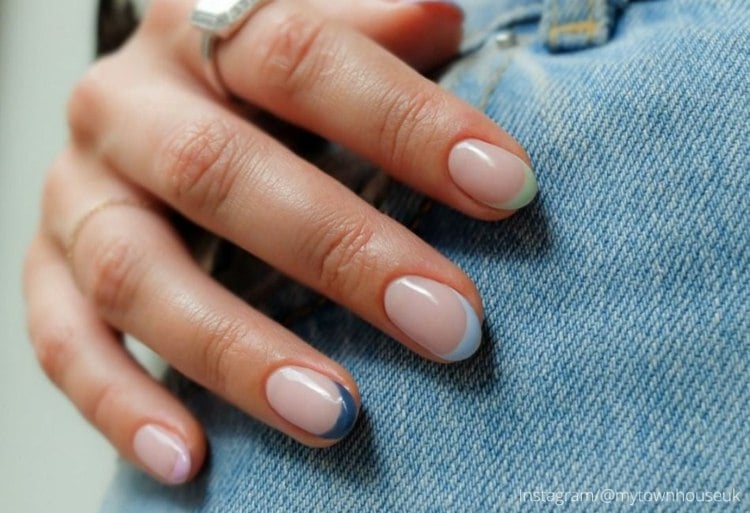 Regenbogen French Nails pastellfarbene Nagelspitzen Sommer Nageldesign
