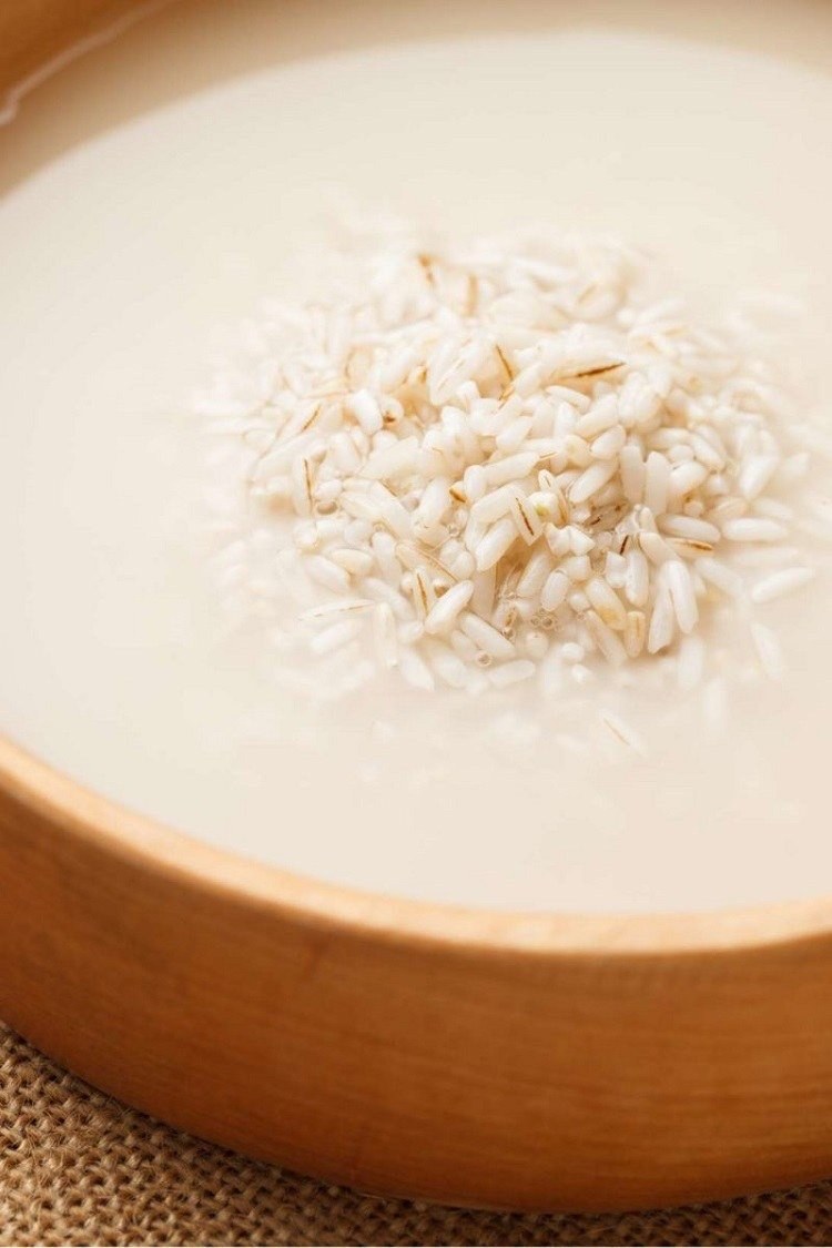 Reiswasser ist stärkehaltiges weiß milchiges Wasser