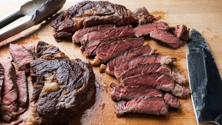 Rib-Eye-Steak medium backen mit aromatischem Gemüse