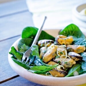 Salat mit eingelegten Muscheln Rezept mit Kapern und Salat und Weißwein Dressing
