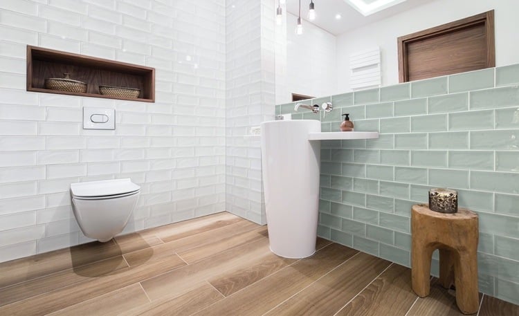 Salbeigrün Weiß und Holz in einem modernen Badezimmer