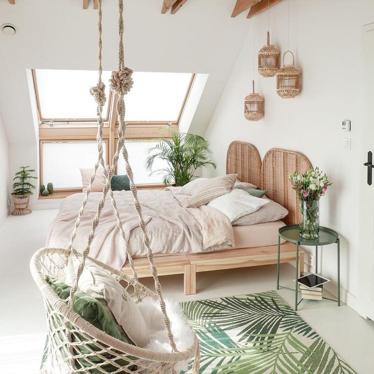 Schlafzimmer im Boho-Stil Palmenblätter auf Teppich