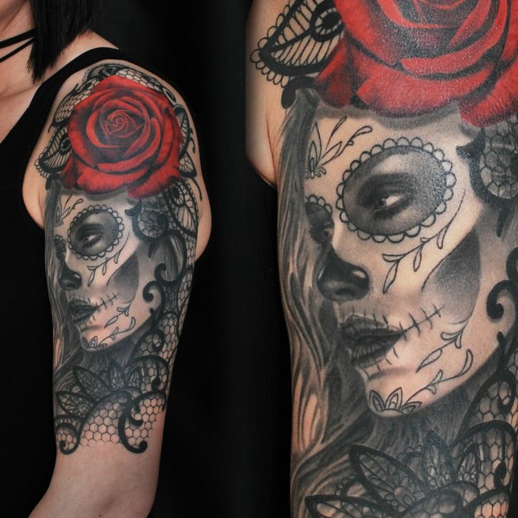 Schulter Tattoo für Frauen Rosen Tattoodesign Tag der Toten Bedeutung