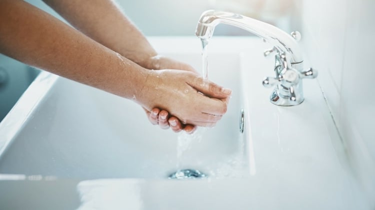 Selbstbräuner entfernen Flecken Hand Hausmittel Körperpflege im Sommer Tipps