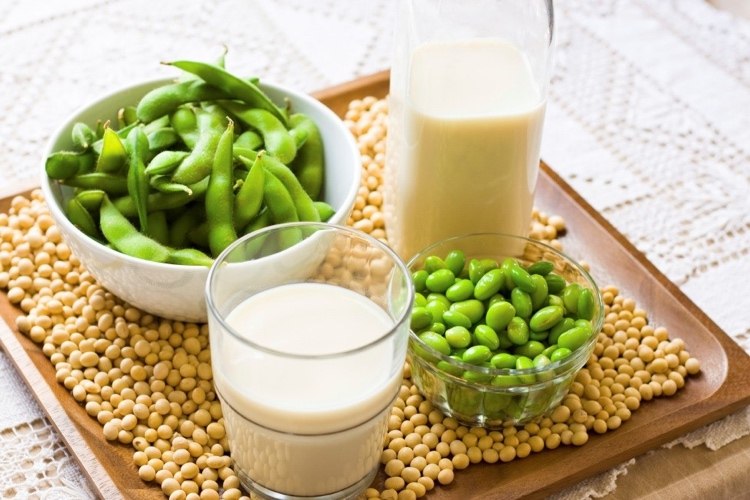 Sojabohnen und Edamame sind Beispiele für Lebensmittel, die lösliche Ballaststoffe enthalten