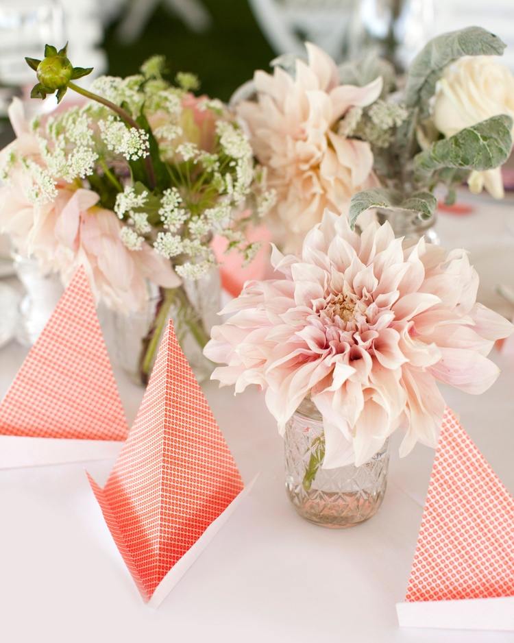 Sommderdeko mit frischen Blumen am Tisch in Pastellfarben
