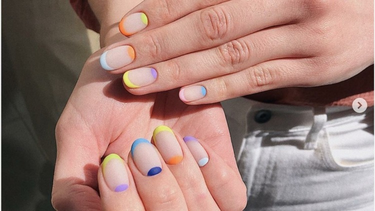 Sommer Nageldesign einfach Pastel French Nails pastellfarbene Nagelspitzen selber lackieren