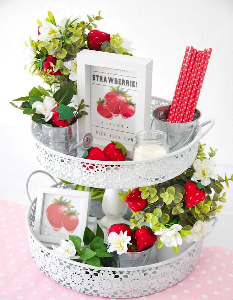 Sommerdeko Etagere selber machen mit Kunstpflanzen und Filz-Erdbeeren