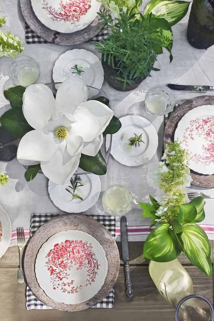 Sommerdeko Ideen mit Magnolien selber machen