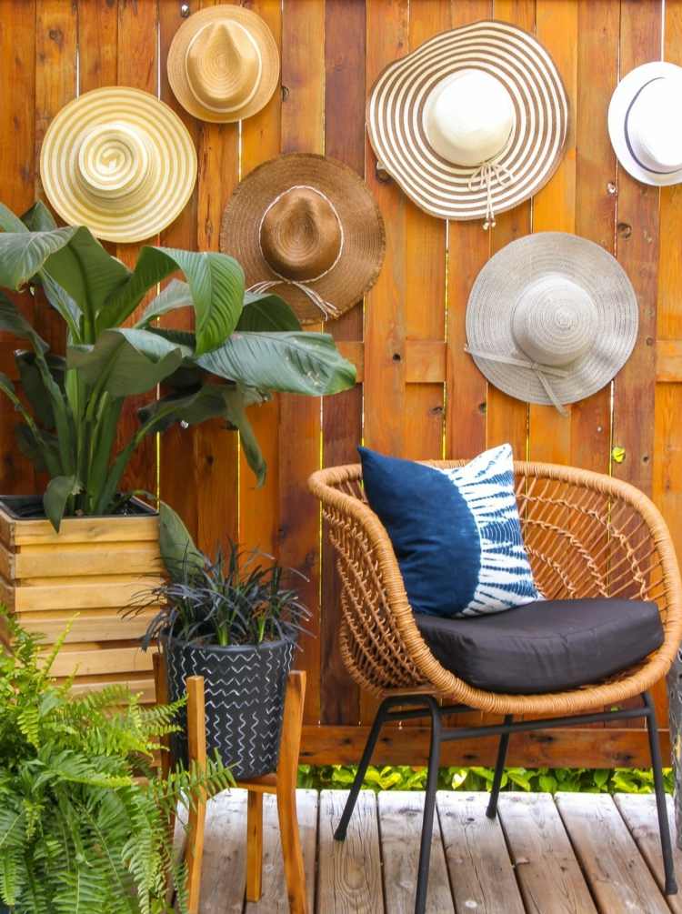 Sommerdeko aussen für Wände und Sichtschutz mit Sonnenhüten als Wanddeko im Sitzbereich