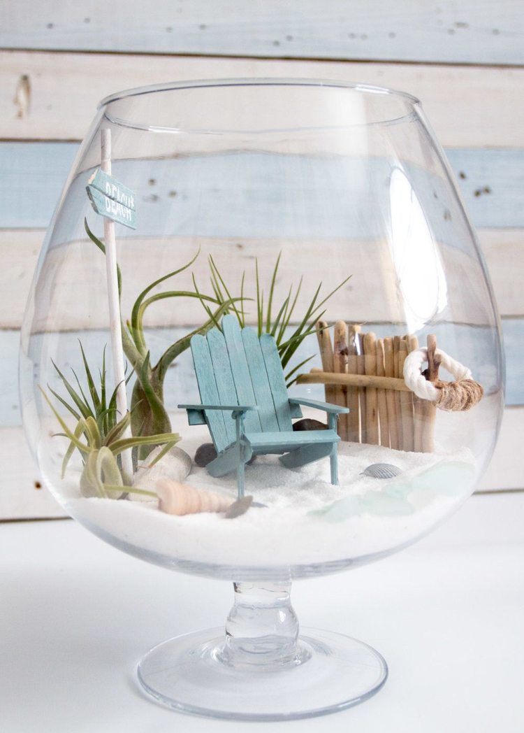 Sommerdeko im Glas basteln Ideen mit Tillandsien und Deko Figuren